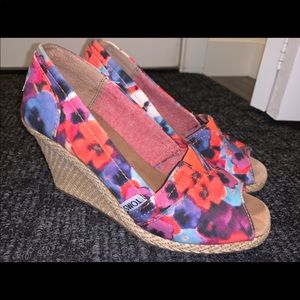 Women size 5 TOMS wedges